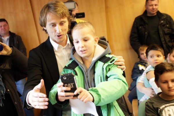 Luka Modrić i dječak u Klaićevoj bolnici