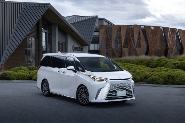 Lexus LM 500h