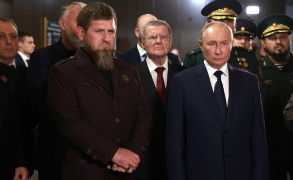 Ramzan Kadirov i Vladimir Putin u obilasku čečenskih vojnih postrojbi