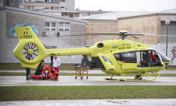 Hitna služba helikopterom odvozi ozlijeđenu osobu iz OŠ Prečko