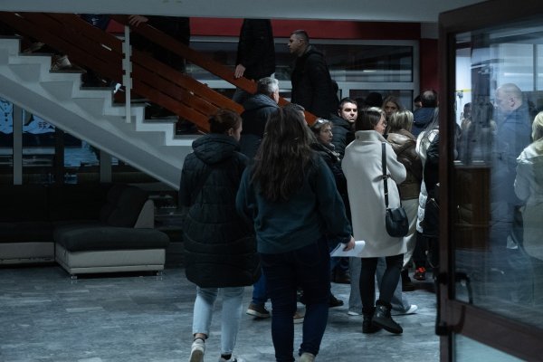 Roditelji ulaze na sastanak u OŠ Prečko