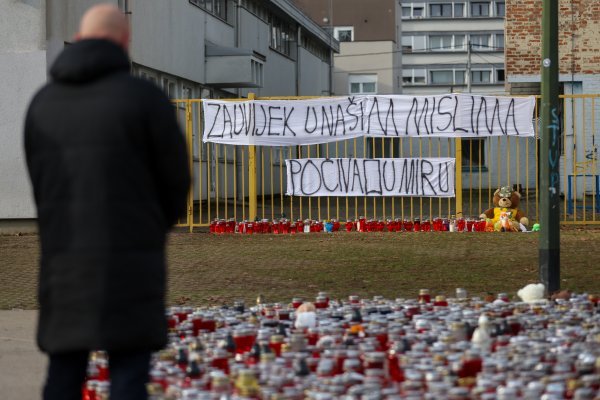 Građani i danas ostavljaju poruke i cvijeće ispred OŠ Prečko
