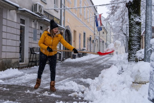 Jak vjetar i snijeg u Otočcu koji i dalje pada