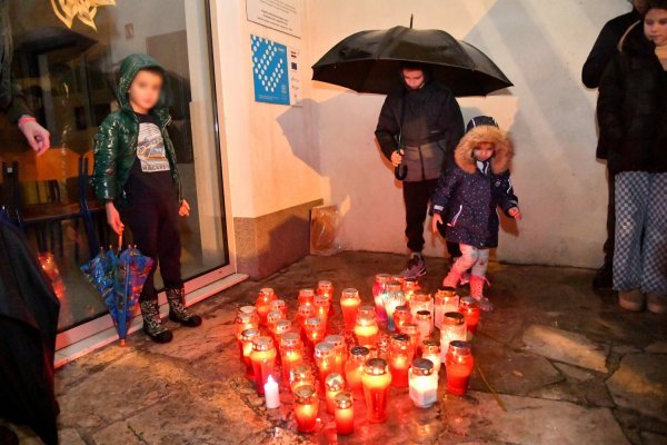 Svijeće ispred dubrovačkih škola