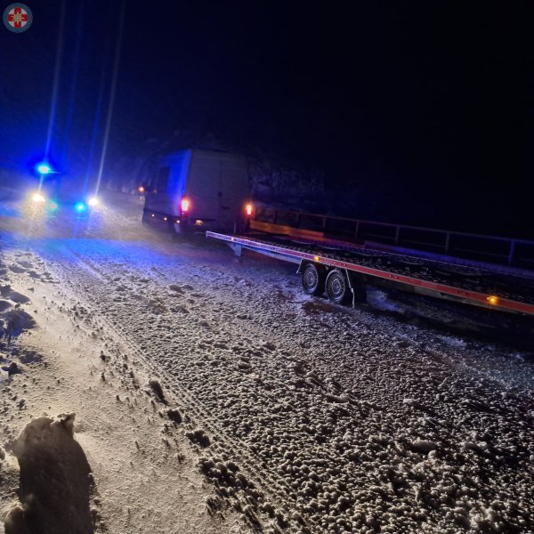 Šibenski HGSS-ovci tijekom noći spasili šestero ljudi koji su zaglavili u snijegu na cesti Knin - Gračac