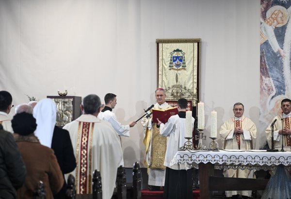 Nadbiskup Kutleša predvodio misu polnocku
