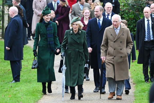 Kraljica Camilla, kralj Charles III, Kate Middleton, Princ William, Princeza s Charlotte, prinčevi George i Louis (2)