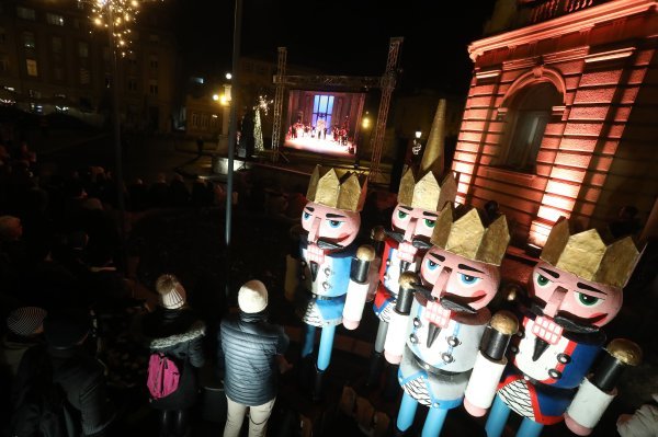 Projekcija baleta 'Orašar' na velikom platnu ispred HNK