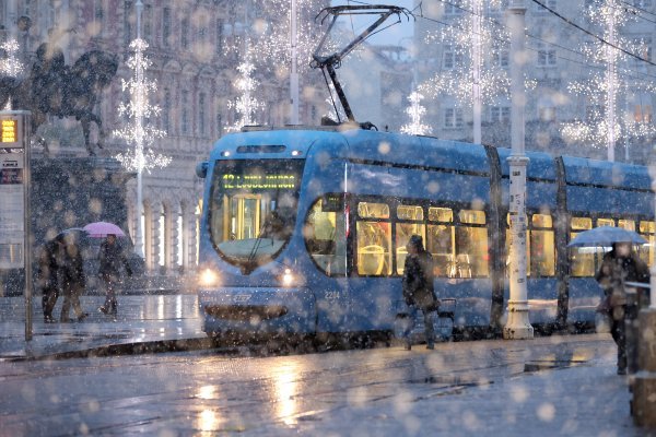 Snijeg od jutra pada u Zagrebu