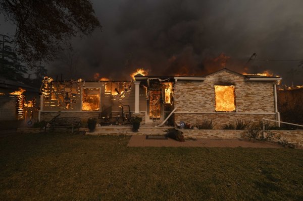 Ljudi obilaze zgarišta u četvrtima Los Angelesa