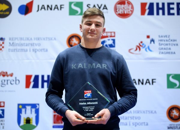 Marko Milanović 2022. dobio je priznanje za najuspješnijeg hrvača među kadetima 