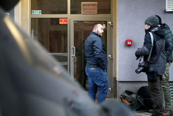 Policija pred zgradom Tee Franić