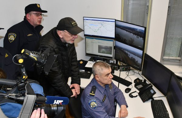 Davor Božinović u obilasku najduže riječne granice s BiH