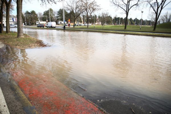Puknula cijev u Novom Zagrebu