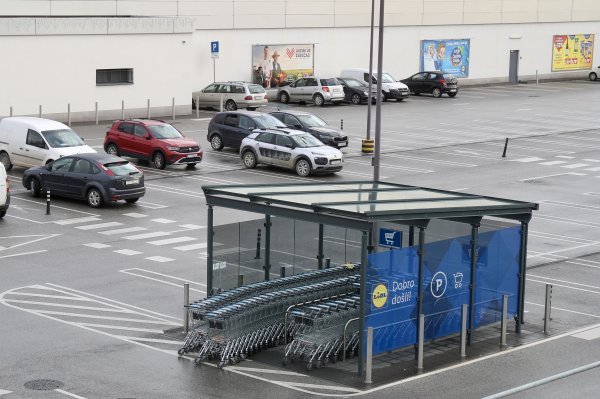 Prazna parkirališta trgovačkih lanaca u Splitu