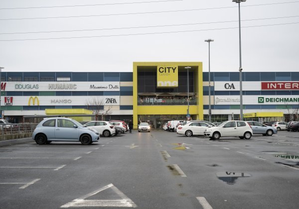 Parkirališta trgovačkih centara na dan bojkota trgovina