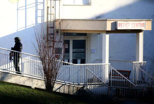 Policija s dugim cijevima ispred KBC Sestre milosrdnice