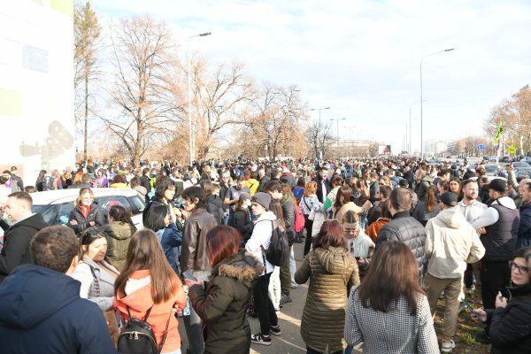 Studenti koji pješače prema Novom Sadu