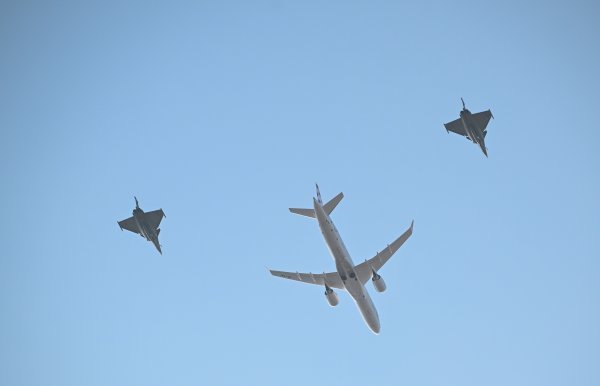 Zagreb: Prelet aviona Croatia airlinesa u pratnji Rafala HRZ-a