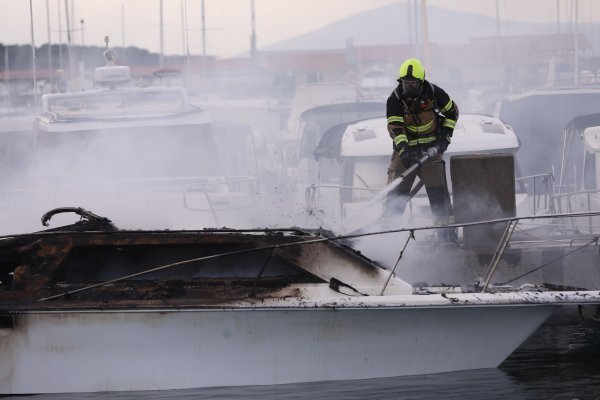 Izgorjele dvije brodice u lučici Spinut u Splitu