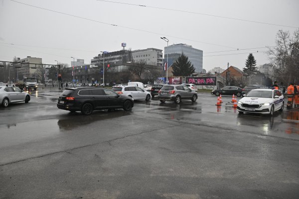 Puknuće cijevi na raskrižju Vukovarske i Lučićeve ulice.