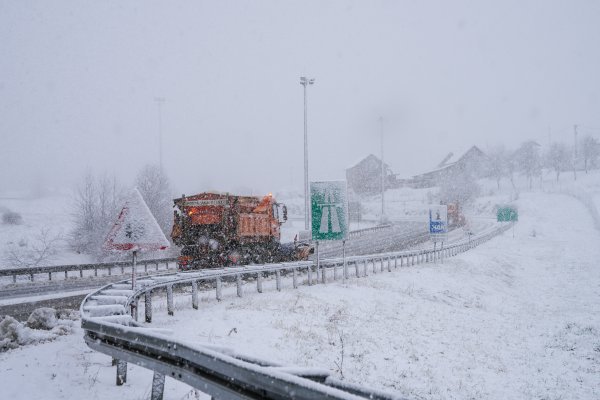 Na dionici autoceste pada gusti snijeg
