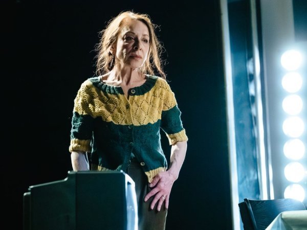 ZKM-Sin-Majka-Otac-Sjede-Za-Stolom-i-Dugo-S╠iute6