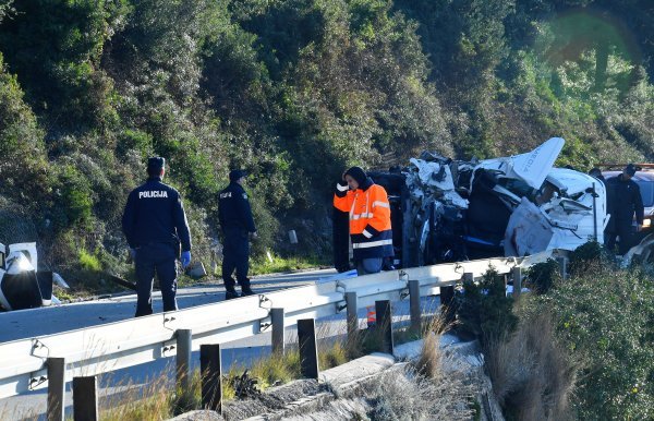 Odlomila se stijena i pala na kombi vozilo kod Dubrovnika