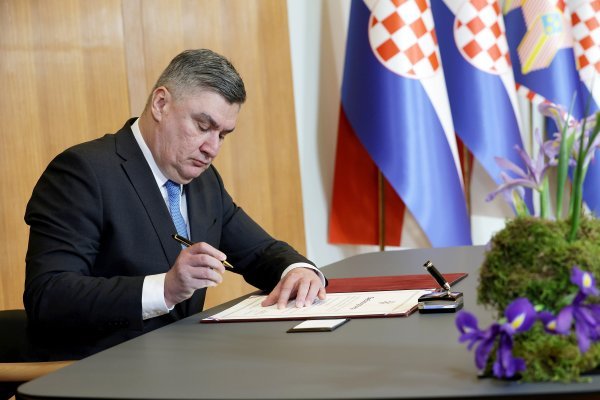 Cvjetni aranžmani od perunika na inauguraciji