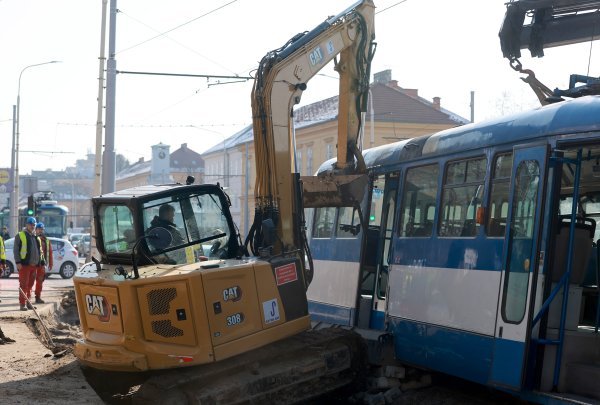 Nesreća u Osijeku, bager udario u tramvaj i prevrnuo ga