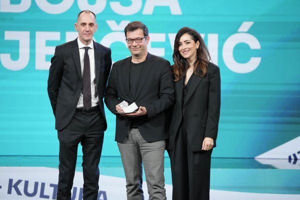 Prošlogodišnji laureat u području kulture Nebojša Slijepčević s članom Uprave HT-a Sinišom Đuranovićem i Zrinkom Cvitešić, članicom žirija