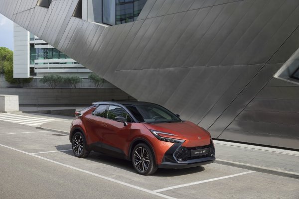 Toyota C-HR High Hero