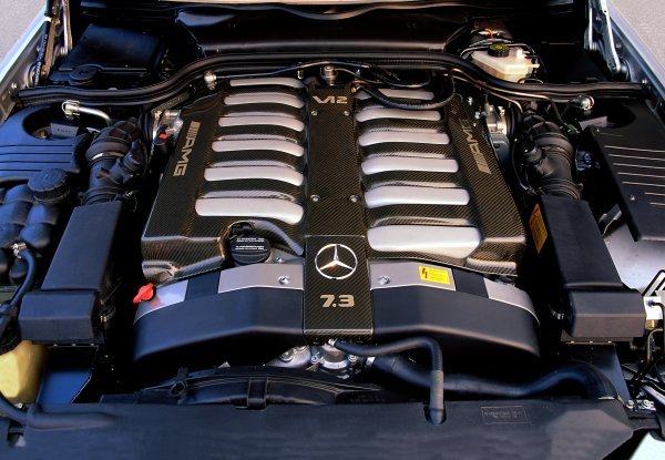 Mercedesov V12 motor obujma 7.3 litre Mercedes-Benz