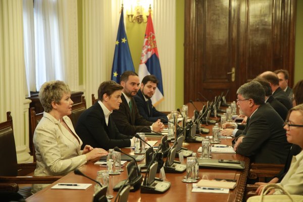 Ana Brnabić i Tonino Picula na sastanku u Beogradu