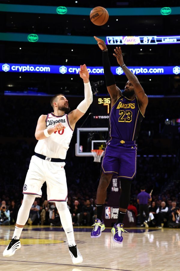 Ivica Zubac LA Clippers i LeBron James LA Lakers