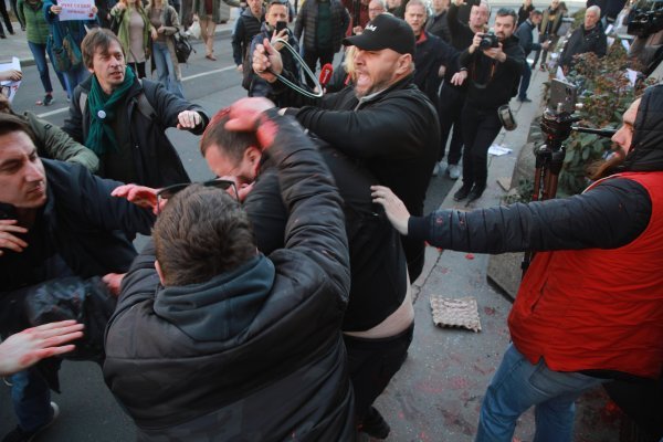 Tučnjava ispred beogradske skupštine