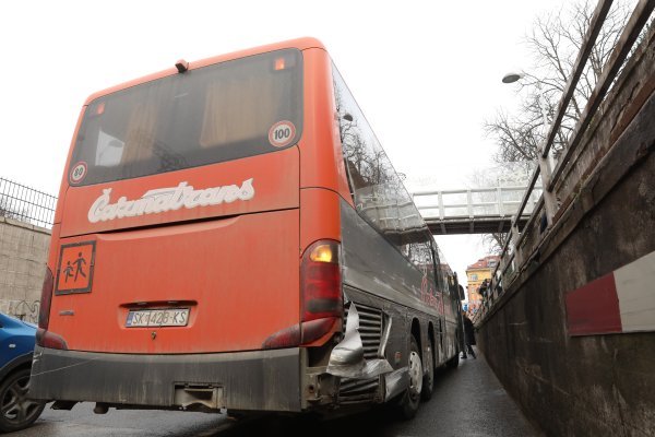 Zaglavljeni autobus u Miramarskoj