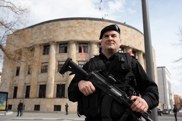 Ispred Palače Republike Srpske u Banjoj Luci policajci s dugim cijevima