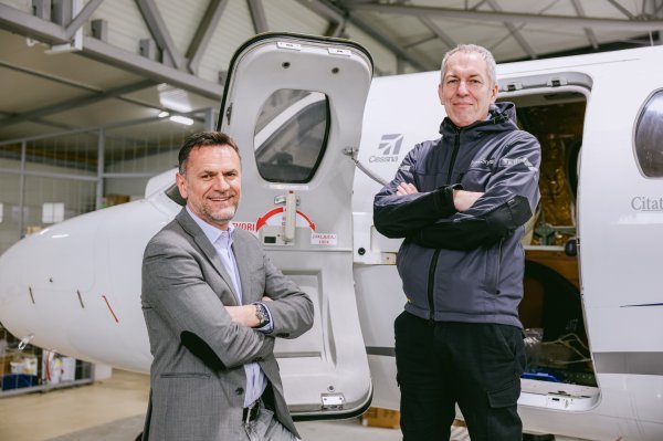 Krešimir Vlašić i Davor Bujan kod aviona Cessna 525A u hangaru na Aerodromu Varaždin