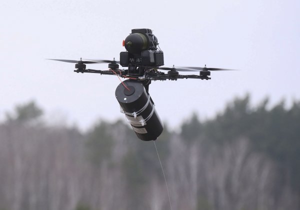 FPV dron s optičkim kabelom