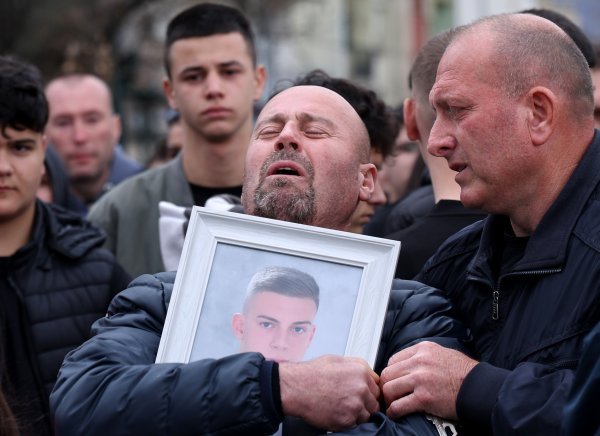 Građani odaju počast poginulima u Kočanima