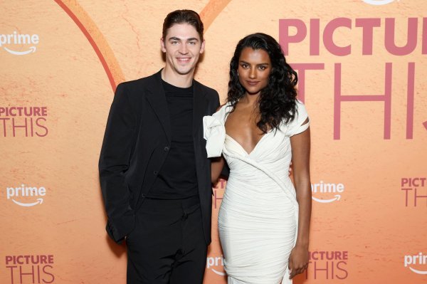 Hero Fiennes-Tiffin i Simone Ashley