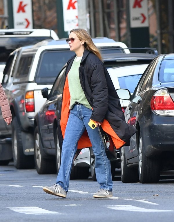 Jennifer Lawrence u Adidasovim tenisicama Samba