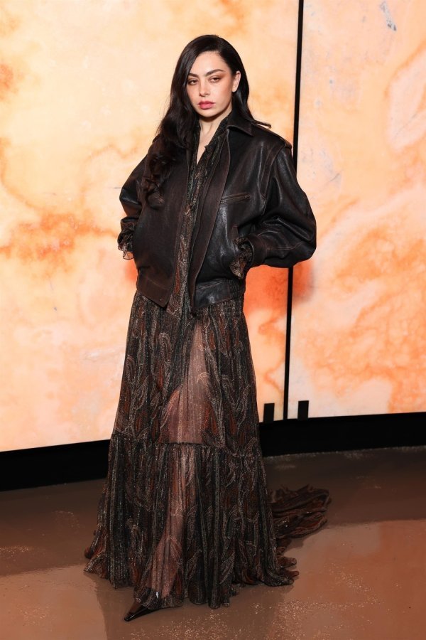 Charli XCX na reviji brenda Saint Laurent