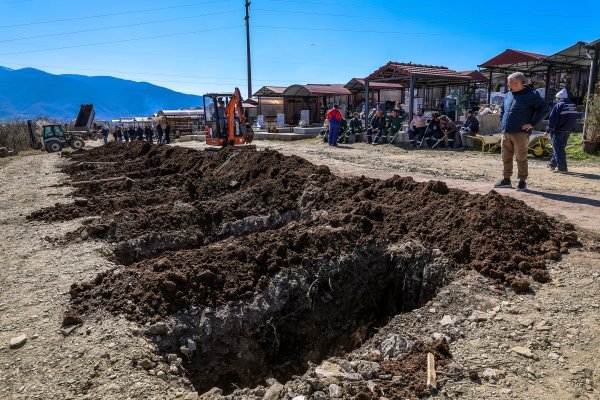 Pripreme za sahranu žrtava iz Kočana