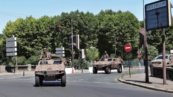 Francuski pripadnici Brigade u lakim oklopnim vozilima