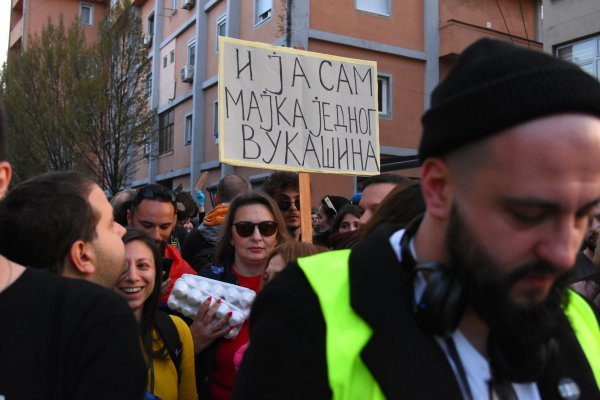 Građani u Nišu jajima gađali članove Vučićeve stranke