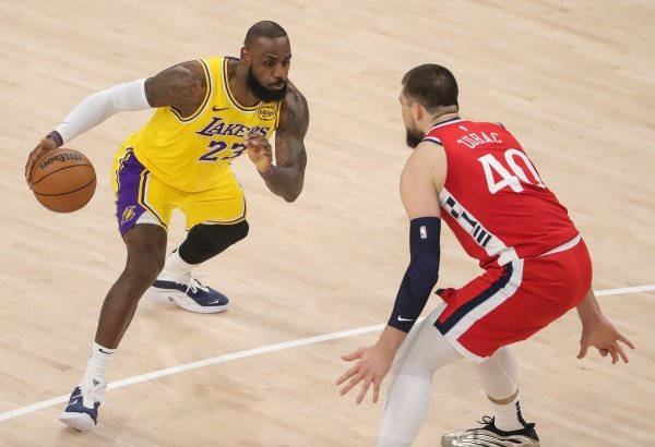 LeBron James i Ivica Zubac