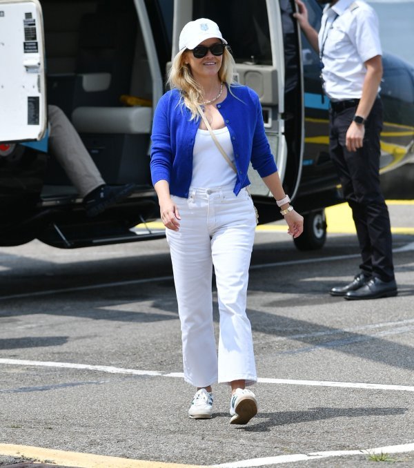 Reese Witherspoon izlazi iz helikoptera