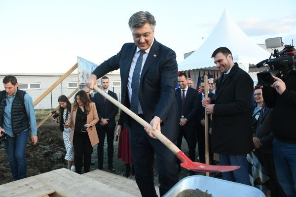 U Novskoj svečano položen kamen temeljac za izgradnju Centra gaming industrije